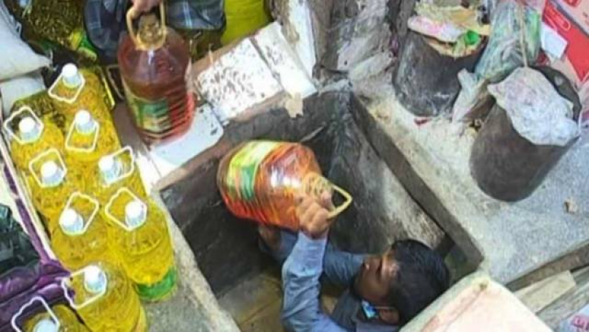 মেঝের নিচ থেকে একে একে বেরিয়ে এল ১০৫০ লিটার তেল