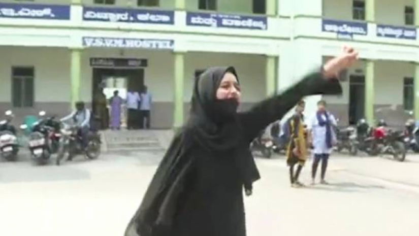 কালো বোরকায় আবৃত মুসকান
