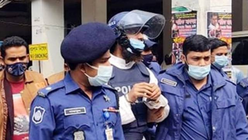 চতুর্থ দফায় সাক্ষ্যগ্রহণের জন্য তাকে আজ সোমবার মামুনুল হককে আদালতে আনা হয়