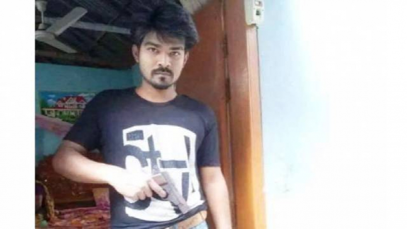 পিস্তল হাতে ছবি তোলা ছাত্রলীগ নেতা