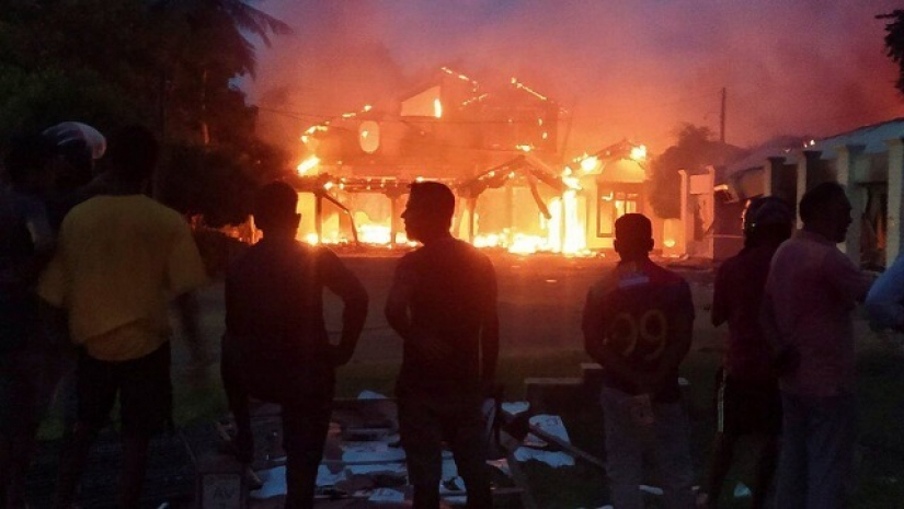 শ্রীলঙ্কার সাবেক মন্ত্রী সনাথ নিশানথার বাড়িতে আগুন দেয় বিক্ষোভকারীরা