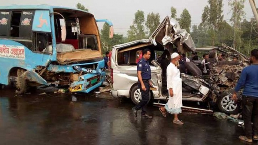 দুর্ঘটনার শিকার বাস ও মাইক্রোবাস