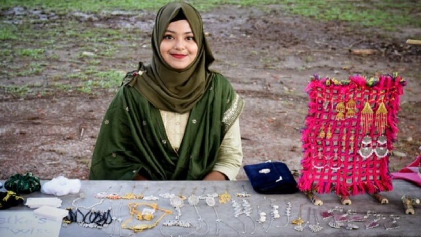 নিজের তৈরি পণ্য দেখাচ্ছেন আশিকা জাহান
