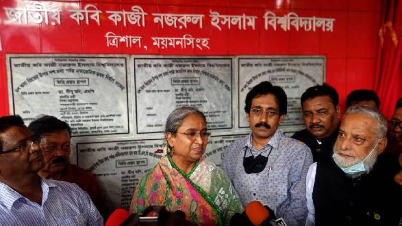 নজরুল বিশ্ববিদ্যালয়ের ৭টি উন্নয়ন প্রকল্পের ভিত্তিপ্রস্তর স্থাপন শেষে সাংবাদিকদের বিভিন্ন প্রশ্নের উত্তর দিচ্ছেন শিক্ষামন্ত্রী