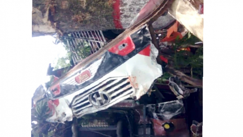 দুর্ঘটনার কবলে পড়া বাস