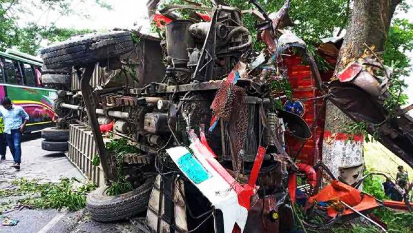 এক দুর্ঘটনায় প্রাণ গেল তিন দম্পতির