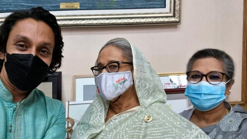 মা শেখ রেহানা এবং খালা শেখ হাসিনার সঙ্গে সেলফি রাদওয়ান মুজিবের