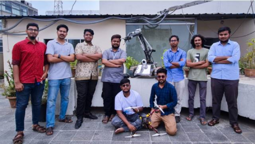  ‘দ্বিচারী’ রোবোটিকস দল