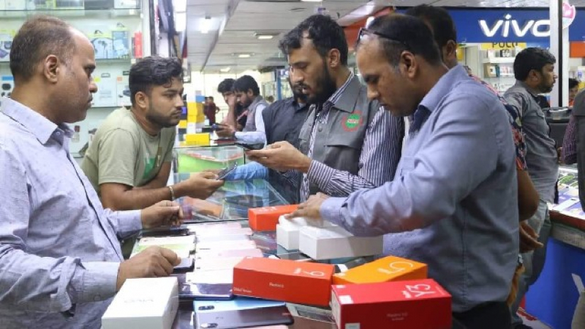 মিরপুর শপিং কমপ্লেক্স থেকে বিপুল পরিমাণ অনুমোদনবিহীন মোবাইল জব্দ