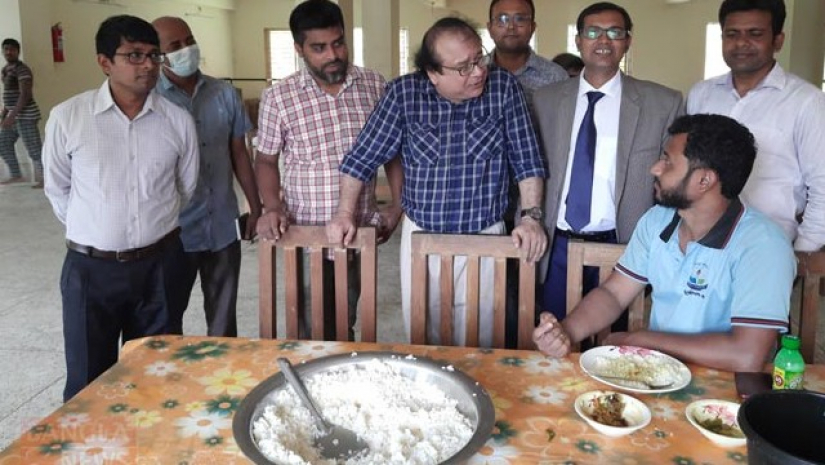 খাবারের মান যাচাই করতে ববি উপাচার্যের হল পরিদর্শন
