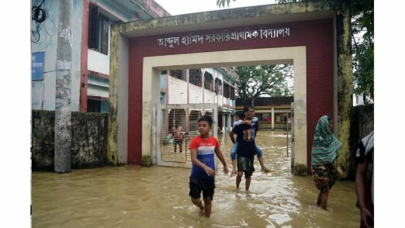 পাহাড়ি ঢলের পানি প্রবেশ করায় বিদ্যালয়ে পাঠদান বন্ধ রাখা হয়েছে