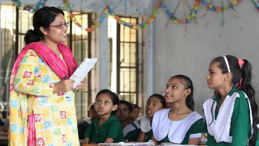 ক্লাস নিচ্ছেন প্রাথমিক শিক্ষক