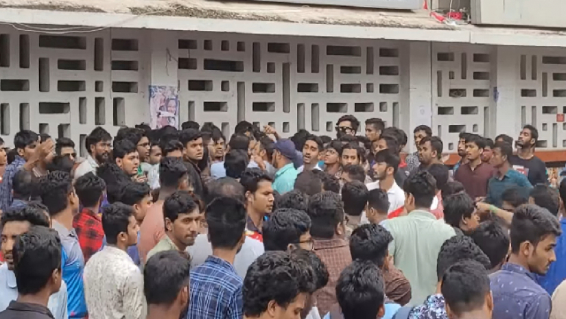 টিএসসিতে ছাত্রলীগের দুই গ্রুপের ধস্তাধস্তি