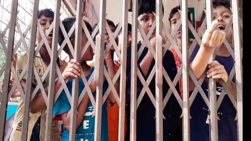 স্কুলে শিক্ষার্থীদের তালাবদ্ধ করে দাওয়াত খেলেন শিক্ষকরা