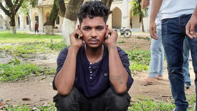 এসএম হলে চুরি করতে গিয়ে হাতেনাতে ধরা