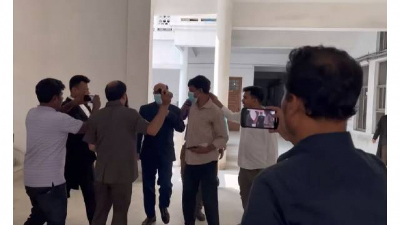 পালিয়ে যাওয়ার দৃশ্যটি কয়েকজন সংবাদকর্মী ও একজন সহকারী অ্যাটর্নি জেনারেলের দৃষ্টিগোচর হয়