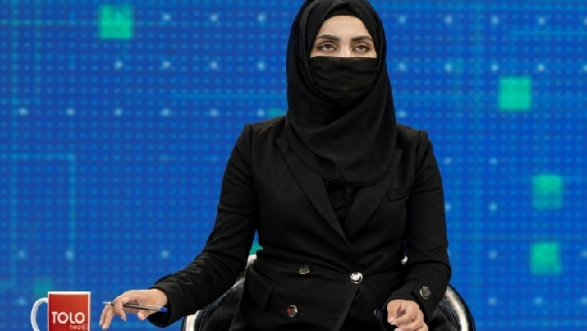 মুখ ঢেকে সংবাদ উপস্থাপনা করছেন আফগান নারী