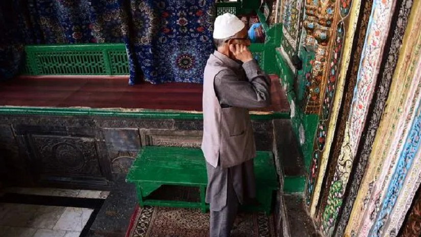 মেঝেতে জতীয় পতাকা পেতে নমাজ আদায়