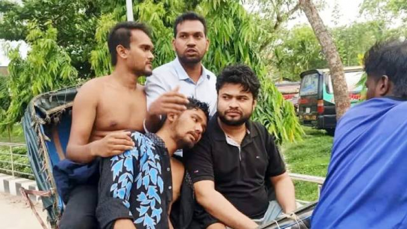 হামলায় আহতদের হাসপাতালে নিয়ে যাওয়া হচ্ছে