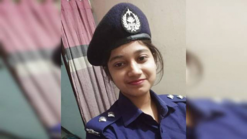 অন্যের থেকে ধার করা ইউনিফর্মে শারমিন রহমান