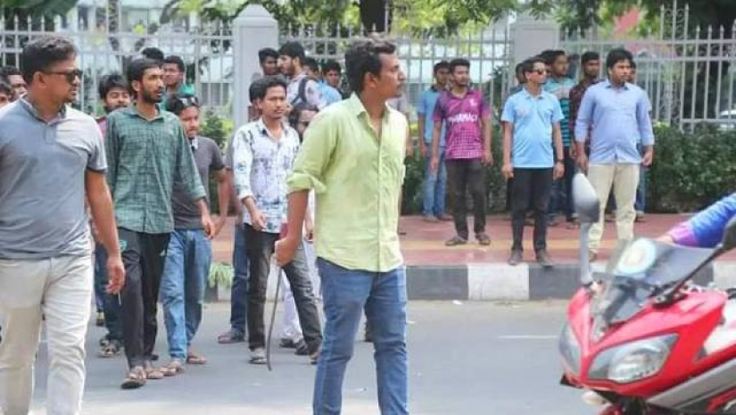 আজ ঢাবিতে ছাত্রলীগ ও ছাত্রদলের মধ্যে সংঘর্ষের সময় অস্ত্র হাতে একজন