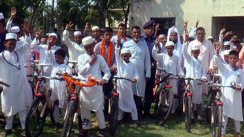 টানা ৪০ দিন নামাজ পড়ে বাইসাইকেল পেল ৫৭ কিশোর