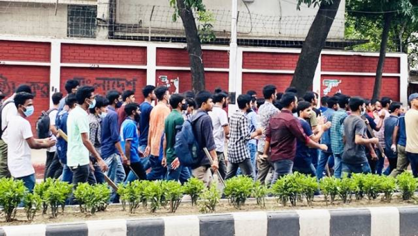 গতকাল মঙ্গলবার ঢাকা বিশ্ববিদ্যালয় এলাকায় ছাত্রলীগ-ছাত্রদলের মধ্যে সংঘর্ষের ঘটনা ঘটেছে