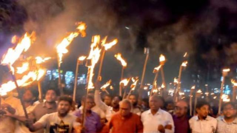 রাজধানীর বিজয়নগরে ওই মশাল মিছিল থেকে পুলিশ ছাত্রদল কর্মীদের আটক করে