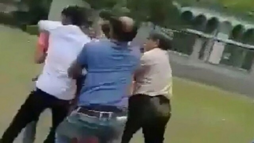 ছাত্র ও তার মাকে জুতাপেটা করছেন স্কুলের লাইব্রেরিয়ান, ভিডিও ভাইরাল