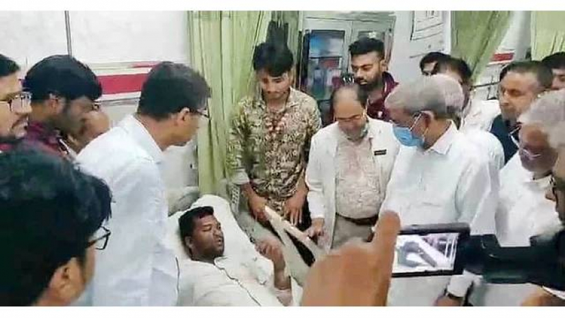 আহত ছাত্রদল নেতাদের দেখতে হাসপাতালে যান মির্জা ফখরুল