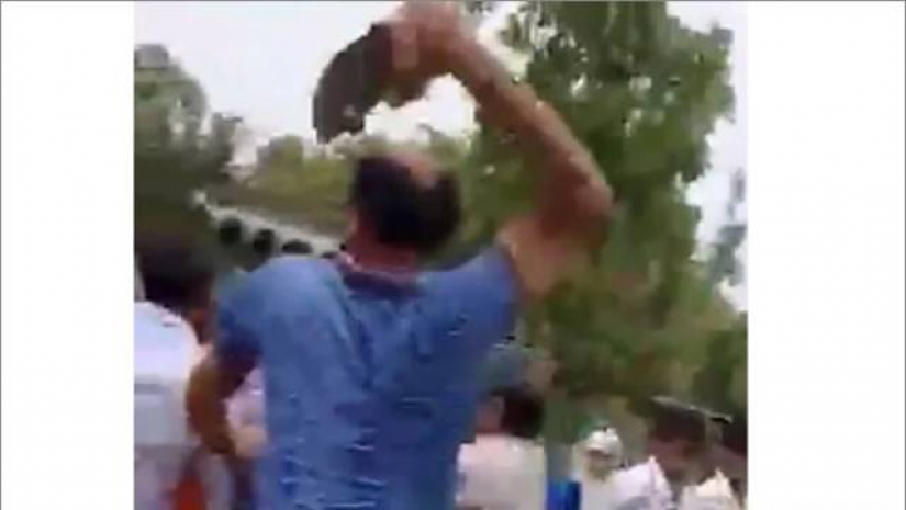 ছাত্র ও তার মাকে জুতা খুলে পেটাচ্ছেন স্কুলের লাইব্রেরিয়ান