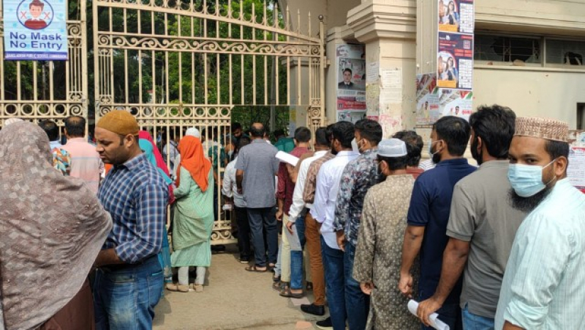 কেন্দ্রে প্রবেশ করছে পরীক্ষার্থীরা