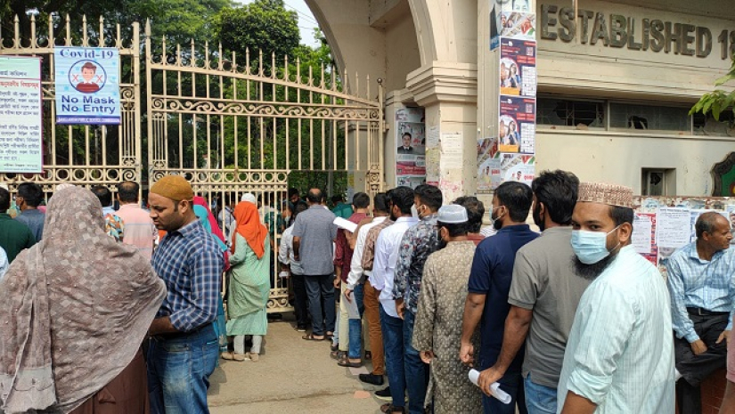 ঢাকা কলেজ কেন্দ্রে প্রবেশ করছেন প্রার্থীরা