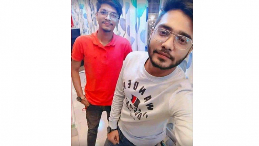 ল্যাম্পপোস্টে মোটরসাইকেলের ধাক্কা, নিভে গেল দুই বন্ধুর প্রাণ