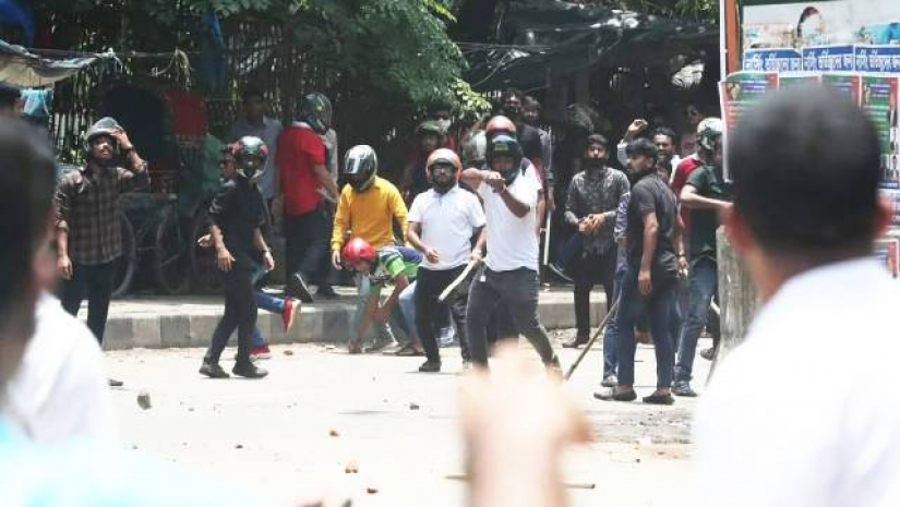 আগ্নেয়াস্ত্রের ঝনঝনানিতে আতঙ্কিত ঢাবি শিক্ষার্থীরা