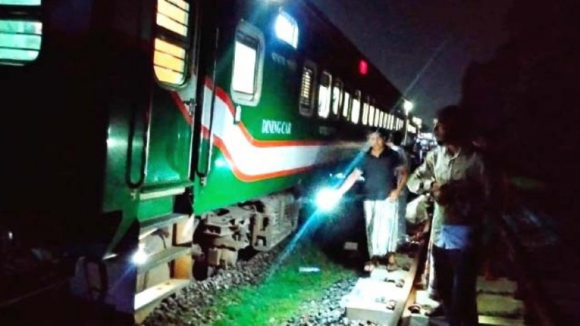 গাজীপুরে পঞ্চগড় এক্সপ্রেস লাইনচ্যুত, ট্রেন চলাচল বন্ধ