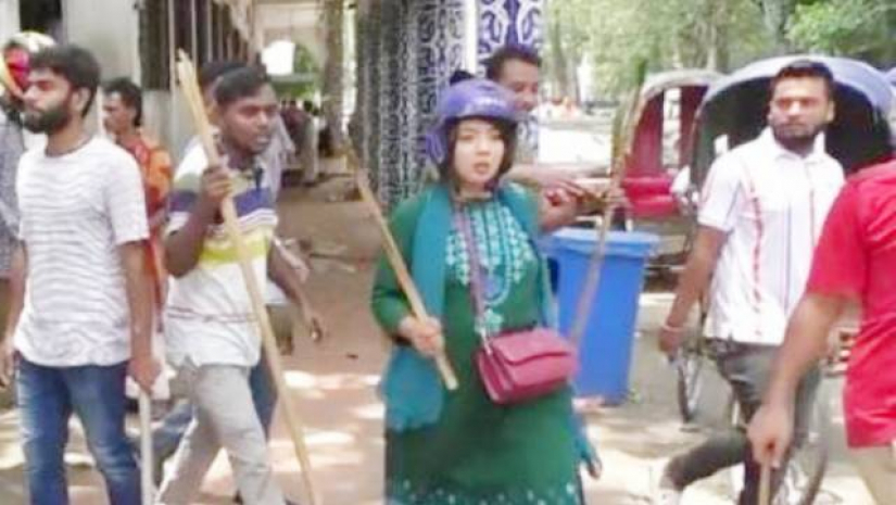 ঢাকা বিশ্ববিদ্যালয় ক্যাম্পাসে ছাত্রলীগ-ছাত্রদল সংঘর্ষের সময় নেতাকর্মীদের নিয়ে শক্ত প্রতিরোধ গড়ে তোলেন তিলোত্তমা শিকদার