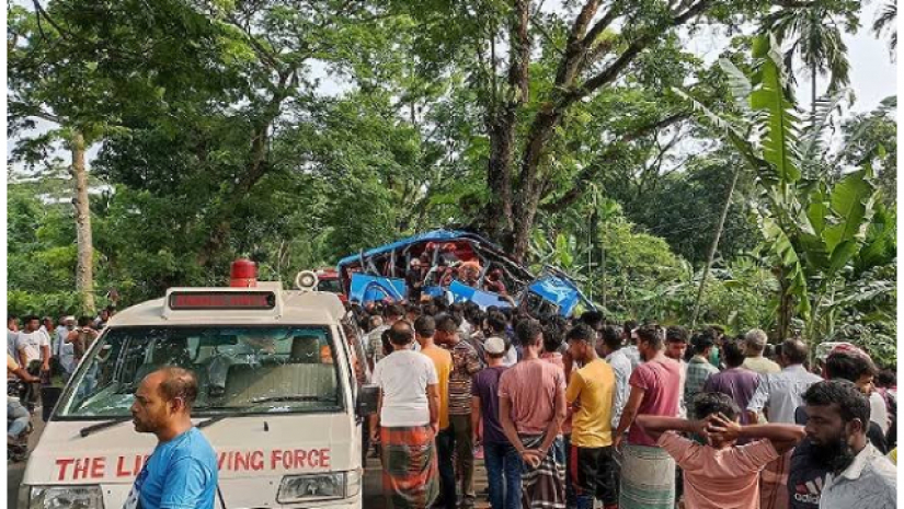 বাস নিয়ন্ত্রণ হারিয়ে গাছের সঙ্গে ধাক্কা, নিহত বেড়ে ৮