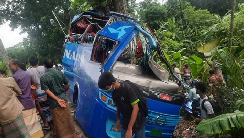 দুর্ঘটনার কবলে পড়া বাস