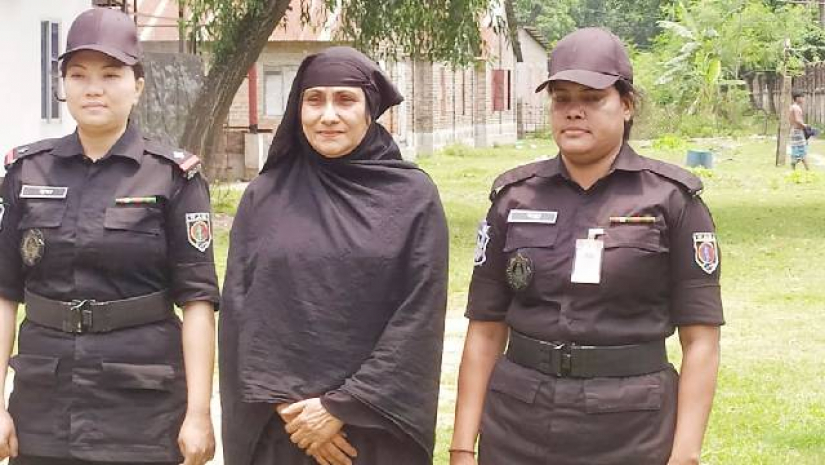 তরুণীকে হেনস্তাকারী ওই নারী পেশায় ঘটক, একাধিক নামে পরিচিত তিনি