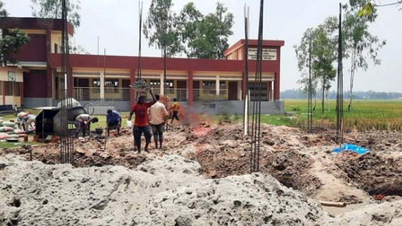 বিদ্যালয়ের মাঠেই নির্মাণ হচ্ছে প্রধান শিক্ষকের বাড়ি 