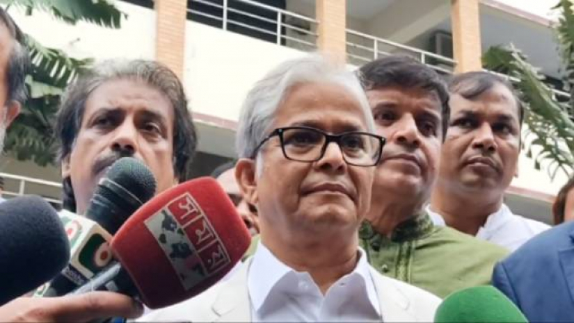 সাংবাদিকদের সঙ্গে কথা বলছেন উপাচার্য অধ্যাপক ড. মো. আখতারুজ্জামান