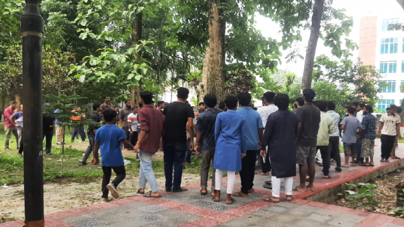 ক্যাম্পাসে একটি গ্রুপের কর্মীরা