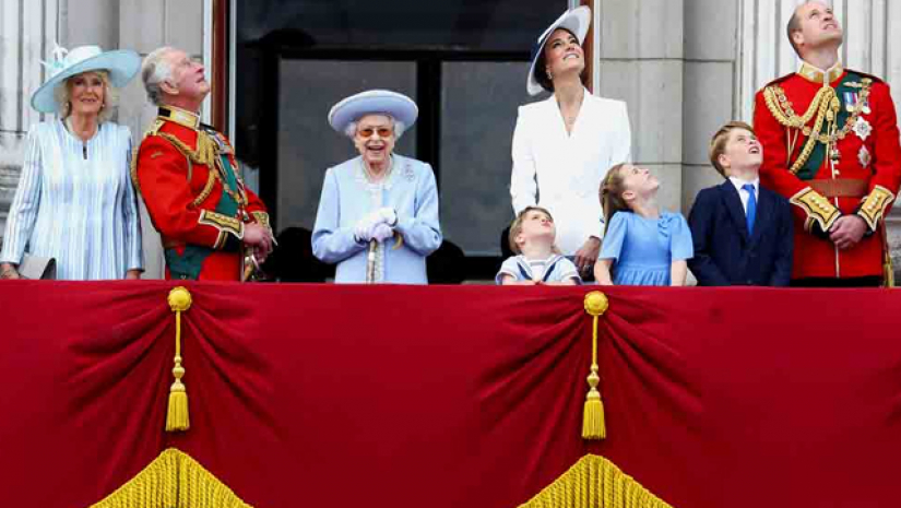 বাকিংহামের  বারান্দায় ঠাঁই হল না মেগান-হ্যারির