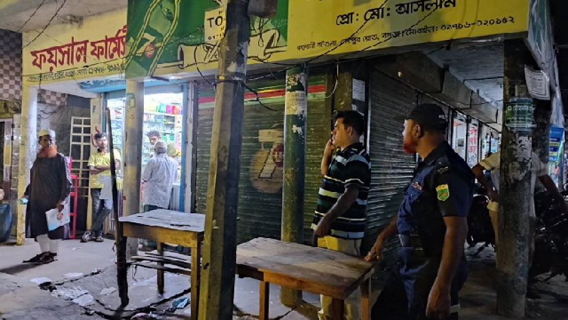 কলোনি এলাকায় পুলিশের অবস্থান