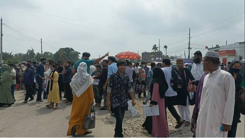 খুলনা বিশ্ববিদ্যালয়ে ঢাবির উপকেন্দ্রে শিক্ষার্থীরা প্রবেশ করছে