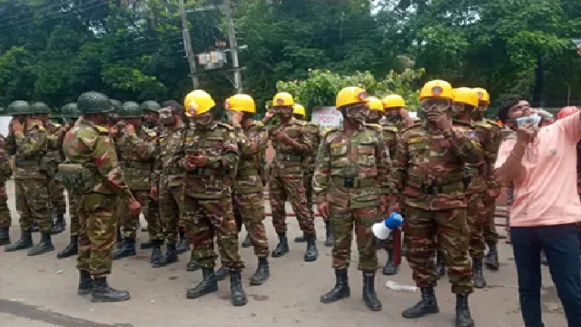 ঘটনাস্থলে সেনাবাহিনীর সদস্যরা