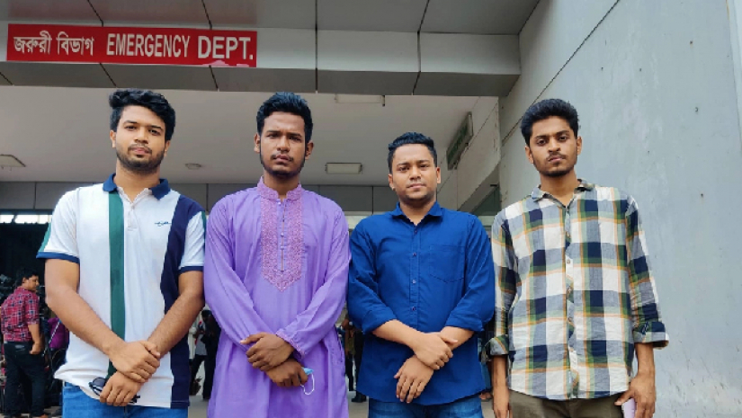 আহতদের পাশে ঢাবি শিক্ষার্থীরা