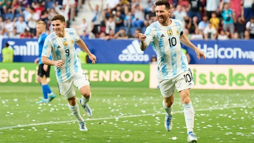 এস্তোনিয়ার বিপক্ষে গোল করার পর লিওনেল মেসির উদযাপন