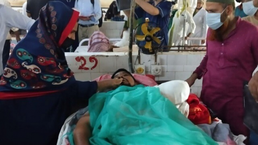 অচেতন স্বামীকে খাবার খাওয়ানোর চেষ্টা করছেন নাজনীন নাহার